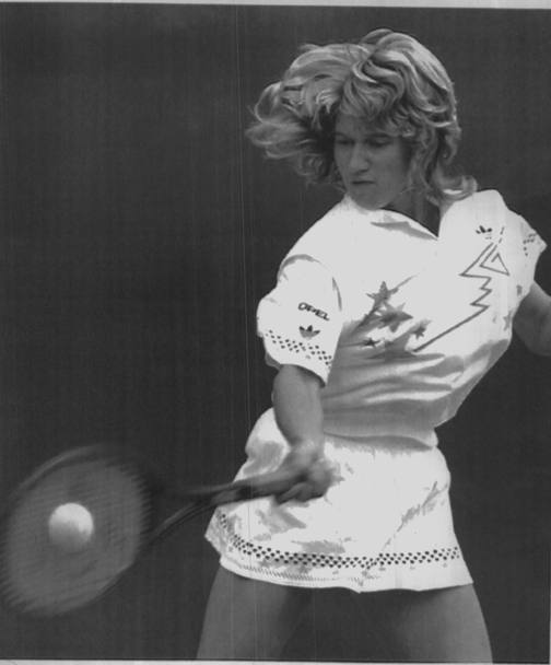 Torneo di Wimbledon, 28 giugno 1988: Steffi impegnata nei quarti contro Pascale Paradis (Epa)